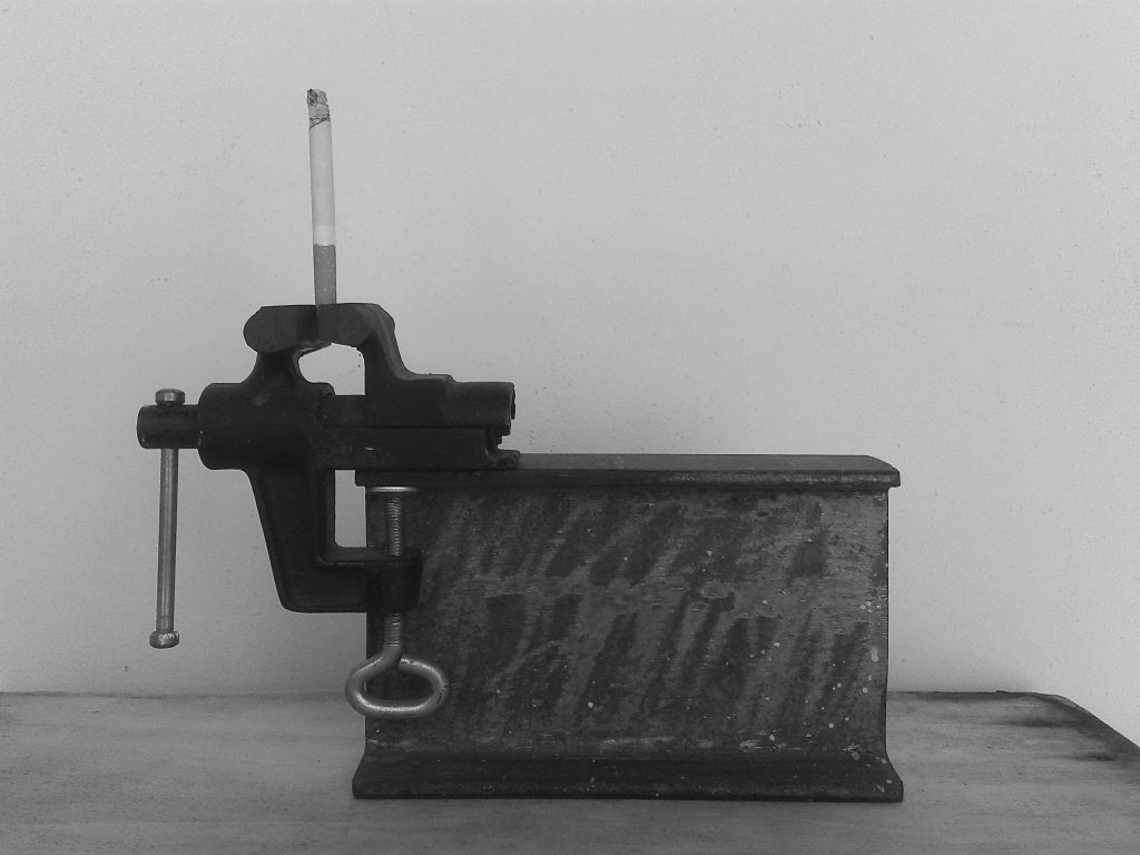 sigaretta fuma in morsa 1